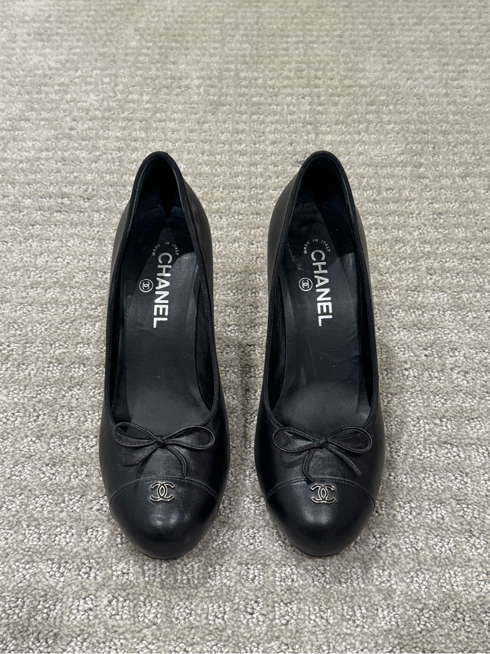 CHANEL Black Leather CC-Bow Round-Toe Pumps